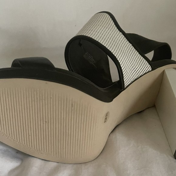 BCBG Max Azria White & Black Chunky Heel Sandal Sz: 9 1/2 - Picture 7 of 8